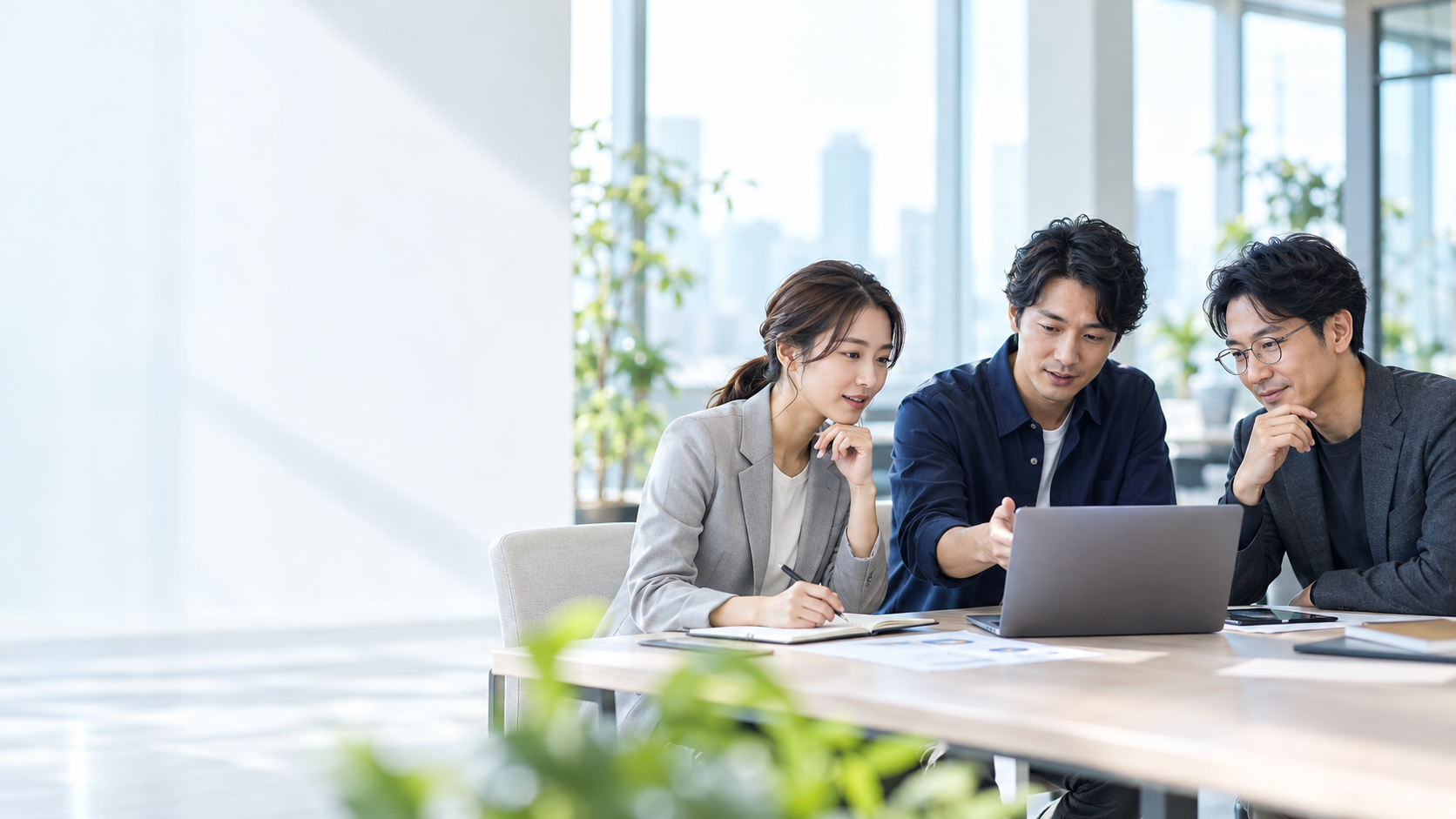 業務担当者とエンジニアが画面を確認しながらAIシステムの実装について検討するイメージ